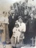 Photo de la famille BACQUAERT-FOUQUET avec Anne-Marie CRINCKET sur les genoux de sa maman Photo de la famille BACQUAERT-FOUQUET avec Anne-Marie CRINCKET sur les genoux de sa maman