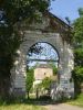 Lieu: La porte d'en bas de l'ancienne abbaye de Dommartin. Vue sur la brasserie et le colombier.